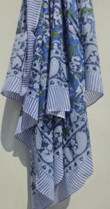 Envílase en un estilo sin esfuerzo con un sarong estampado a mano, hecho de 100% algodón suave. Ligero y perfecto para el verano. - Product Image 6