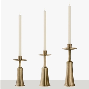 Chandelier en laiton antique cannelé pour bougies coniques, écologique et durable, idéal pour centre de table et décoration intérieure - Product Image 3