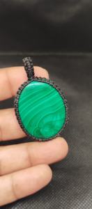 จี้มาลาไคต์คุณภาพสูง ทองเหลืองธรรมชาติ พร้อมงานถักมาคราเม่แบบมีกรอบ ราคาขายส่ง ขายดีที่สุดจากเมืองชัยปุระ - Product Image 3