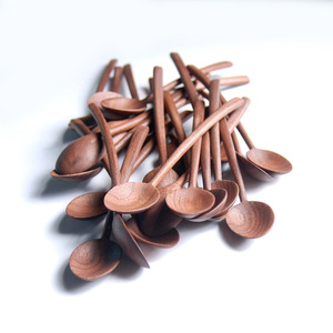 Ensemble de cuillères en bois de luxe, faites à la main à partir de bois naturel, choix de tailles personnalisées, cuillères à soupe pour servir les repas - Product Image 1