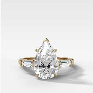 Bagues de fiançailles à trois pierres, solitaire en diamant de laboratoire taille poire 5 carats, en or massif 14K 18K, sertie à griffes, avec bandes modernes de 1,8 mm, vente en gros - Product Image 1