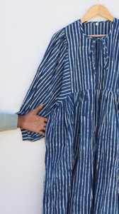 เดรสสั้นผ้าฝ้ายแท้ 100% ลายดอกสีคราม พิมพ์ลายด้วยมือ ทรงปกติ สไตล์โบโฮ แขน 3/4 คอวี ทรงเอไลน์ สำหรับฤดูร้อนและฤดูใบไม้ร่วง - Product Image 6