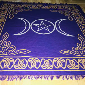 Mantel de Altar Cuadrado Morado Dorado con Estampado de Tarot, Cubierta de Mesa Triple Luna Pentagrama, Tapiz de Pared Hecho a Mano por Consignatarios Indios - Product Image 4