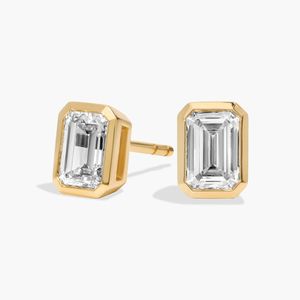 Boucles d'oreilles clous en or blanc avec diamants de laboratoire taille émeraude sertis clos - Product Image 5