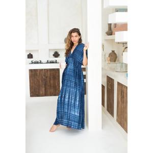 Vestido largo azul tie-dye para mujer, estilo casual bohemio, para estar en casa o en la playa, con cuello en V profundo. - Product Image 4