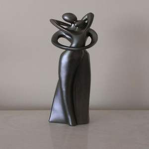 Sculpture en aluminium coulé célébrant la texture sculpturale, l'équilibre créatif et la sophistication visuelle durable - Product Image 1