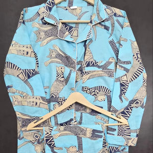 Conjunto de Pijama Elegante de Algodón Tejido con Estampado de Gatos Azules Serenos, Ropa de Dormir Transpirable de Primera Calidad, Camisa con Botones - Product Image 1