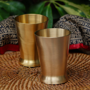 Verre en laiton finition or brillant unique pour servir du vin, de l'eau, du jus, vaisselle de table, objet de décoration - Product Image 1
