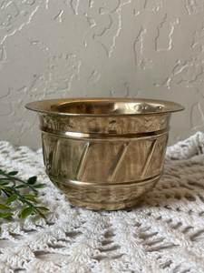 Decorative Iron Metal <b>Planter</b> Suitable For Traditional And Modern Garden Home Styling - Product Image 3