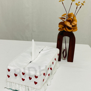 กล่องใส่กระดาษทิชชูสีขาวและสีแดงลายริ้ว ทำมือ เป็นมิตรกับสิ่งแวดล้อม ยี่ห้อ Ridhi  แบบคลาสสิกทรงสี่เหลี่ยมผืนผ้า  พร้อมลายปัก  สำหรับใช้ในบ้าน - Product Image 1