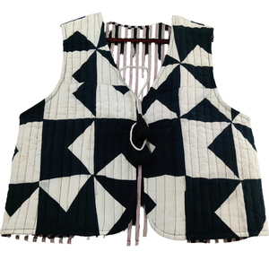 Gilet matelassé 100% coton fait main pour femme, noir et blanc, imprimé argyle, réversible, imprimé rayé, ouverture devant, col en V, court - Product Image 1