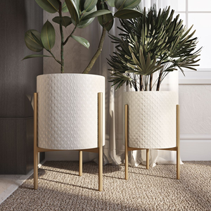 Macetas elegantes de color negro mate con soportes geométricos arquitectónicos, disponibles a precios de mayorista para un aspecto moderno. - Product Image 6