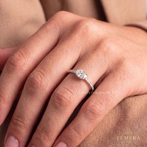 Bague solitaire ovale horizontale en diamant de laboratoire brillant, sertie sur 4 griffes, avec bande pavée, élégante bague de mariée pour femme - Product Image 1