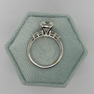 Bague de fiançailles avec diamant de 3 carats, taille ronde idéale, cultivé en laboratoire, certifié IGI, et diamants latéraux taille émeraude - Product Image 4