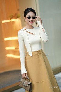 Nuevo Suéter de Punto para Mujer, Color Blanco Crema, Cuello Recortado, Manga Larga |   Top Muse para Conjuntos de Invierno |   LAVIEM - Product Image 2