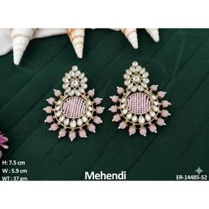 Ensemble de boucles d'oreilles traditionnelles Mehendi pour femmes, légères, finition dorée, parfaites pour les mariages, les Mehndi, les Haldi et les occasions festives - Product Image 3