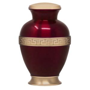 Urne en laiton magnifiquement conçue avec des gravures détaillées et une finition polie pour honorer les êtres chers par Axiom Home Accents - Product Image 3