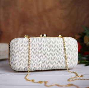 Impresionante bolso de mano cuadrado negro con intrincados diseños de lentejuelas doradas. Disponible a precios de mayorista para compradores al por mayor. - Product Image 5