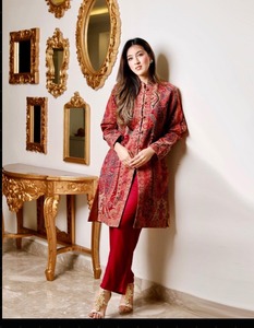 Chaqueta Larga Tejida Jamawar de Cachemira de Lujo Safaa – Elegante Abrigo Étnico de Invierno para Mujer con Intrincado Diseño Paisley - Product Image 3