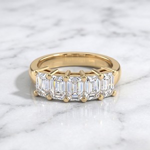 Anillo de banda con cinco piedras de corte esmeralda de 2.50 quilates con engaste de puntas - Product Image 3