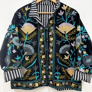 Chaqueta de terciopelo bordada a mano para mujer, estética bohemia tradicional, chaqueta de terciopelo negro de tacto suave premium. - Product Image 1