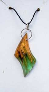 Collier pendentif en résine époxy fait main, incrustation bois bleu-vert, bijou artistique de forme irrégulière, technique de moulage, pièce de collection - Product Image 4