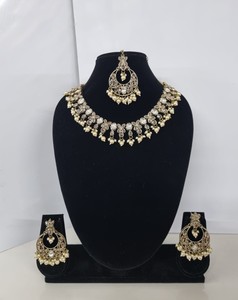 Elegant Floral Kundan Choker <b>Set</b> Antique Gold Plated Necklace Matching Tikka & Bollywood Style Party Wear Jewelry for & Weddings - Product Image 4
