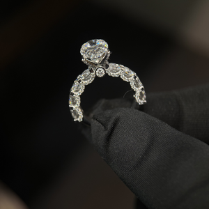 Anillo de Compromiso con Diamante Cultivado en Laboratorio CVD Ovalado de 2.50 Ct, Certificado por IGI, Oro Blanco de 14k, Estilo de Conjunto Nupcial de Lujo con Halo Oculto - Product Image 4