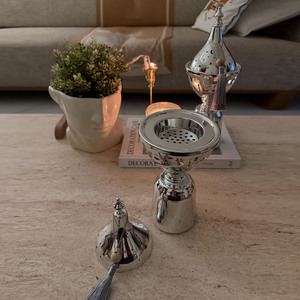 Brûle-encens élégant en argent avec motifs découpés complexes et une élégante touche de pompon pour la fragrance et la décoration de la maison - Product Image 3