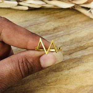 Bague Bohème Géométrique Zigzag pour Femme Style Moderne, Minimaliste en Laiton Plaqué Or 18 carats, Design Chevron Spectaculaire Argenté - Product Image 6