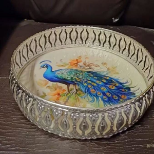 Ensemble de thali pour pooja de qualité supérieure dans un coffret cadeau en velours, comprenant une assiette à bord doré et deux récipients à couvercle assortis avec Radha Krishna. - Product Image 2