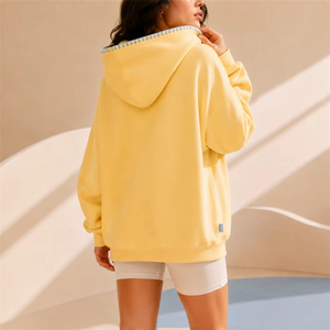 Ensembles tendance pour femmes : Hauts à capuche en polaire avec strass et broderies imperméables, personnalisables, et shorts colorés à épaules tombantes - Product Image 2
