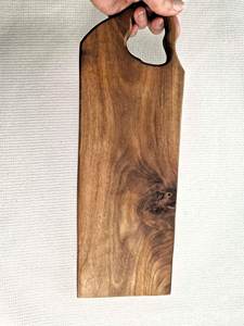Planche à découper en noyer avec motif Phénix, artisanale, en bois massif, décorative, pour la cuisine, le service, les cadeaux, les restaurants et les marchés - Product Image 4