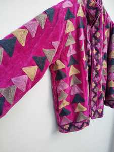 Veste en velours rose à motifs géométriques, brodée style Suzani vintage, style bohème pour festival, vêtement d'extérieur fait main, manteau ethnique affirmé - Product Image 5