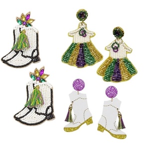 Pendientes de botas de vaquero y vestido hechos a mano con cuentas, temática única premium de Mardi Gras, para eventos de mujeres y niñas 2026 - Product Image 1