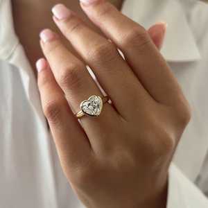 Bague de fiançailles unique avec diamant de laboratoire en forme de cœur de 2 carats, sertie dans un serti clos, or jaune 14 carats massif, certifiée IGI - Product Image 2