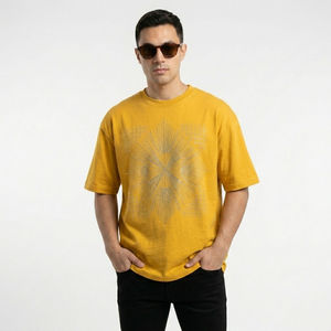 Camiseta de Manga Corta con Cuello Redondo Amarillo para Hombre, Corte Regular, Diseño Geométrico con Pedrería, Transpirable, de Algodón Jersey, Estilo Casual Urbano - Product Image 1