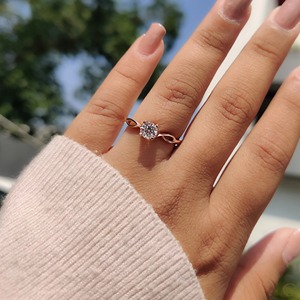 Bague de fiançailles fantaisie en or rose 10K pour femme, diamant 1,00 carat, clarté VS1, taille brillant rond, couleur E, bijou minimaliste - Product Image 1