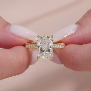 Bague de fiançailles élégante en diamant de laboratoire taille émeraude VVS, en argent sterling 925 finition dorée, bijoux de mariée haut de gamme - Product Image 1