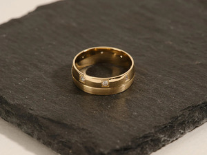 Anillo de boda de oro amarillo con diamantes cultivados en laboratorio para hombre - Product Image 2