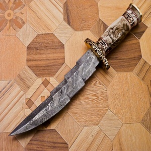 Couteau de chasse et de camping Bowie à pointe clip en acier Damas fait main, à bord droit, manche en résine, garde décoratif, OEM - Product Image 2