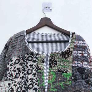 เสื้อแจ็คเก็ตปักลายดอกไม้แฮนด์เมดสไตล์ญี่ปุ่นสำหรับผู้หญิง เสื้อโค้ทฤดูหนาวผ้าฝ้าย เสื้อแจ็คเก็ตคันธา เสื้อแจ็คเก็ตคันธาแบบสั้น - Product Image 3