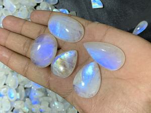 Venta al por mayor de piedras preciosas de cristal azul sueltas de piedra lunar arcoíris natural que cambian de color, creaciones de calidad, especialidad óptica - Product Image 2