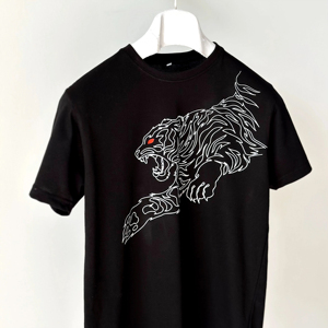 Camiseta de Hombre con Estampado Gráfico Personalizado, Cuello en V, Corte Holgado, Estilo Urbano Vintage, Tejido de Poliéster/Algodón, Impresión por Sublimación - Product Image 1