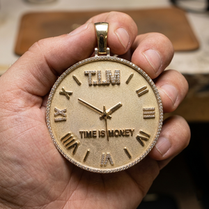 จี้ทองคำ ZAWO HOUSE T.L.M Time Is Money ประดับโมอิสซาไนต์แบบฝังขอบ ดีไซน์หรูหราสำหรับผู้ชาย - Product Image 1