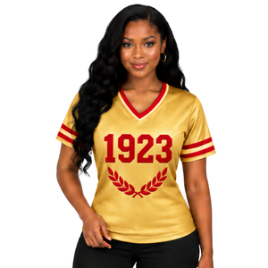 Camiseta de Fútbol Americano PDK para Mujer, Dorado y Rojo, 1923, Corona de Laurel, Cuello en V, Manga Corta, Estilo Universitario, con Rayas y Patrón en Relieve, Sorority - Product Image 1