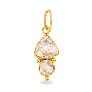 Pendentif Breloque Personnalisé en Forme de Trillion avec Pierre Précieuse Infusée de Cuivre – Breloques de Bijoux de Créateur en Gros - Product Image 1