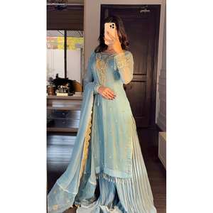 Ensemble haut-bas et dupatta brodés lourds de style indien et pakistanais - Product Image 5