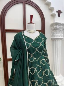 Salwar Kameez de Lujo en Verde Esmeralda con Piel Sintética, Bordado Dorado con Diseño de Conchas, para Bodas Indias, Fiestas Pakistaníes, Elástico - Product Image 2