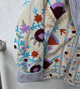 Veste élégante en velours tricoté respirant, brodée à la main style Suzani, avec broderie complexe au point de chaînette, en coton rayé sophistiqué - Product Image 3